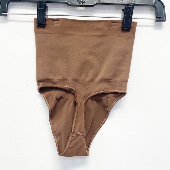 Skims Women's Seamless Sculpt Mid Waist Thong Cocoa Size Small - Picture 3 of 3